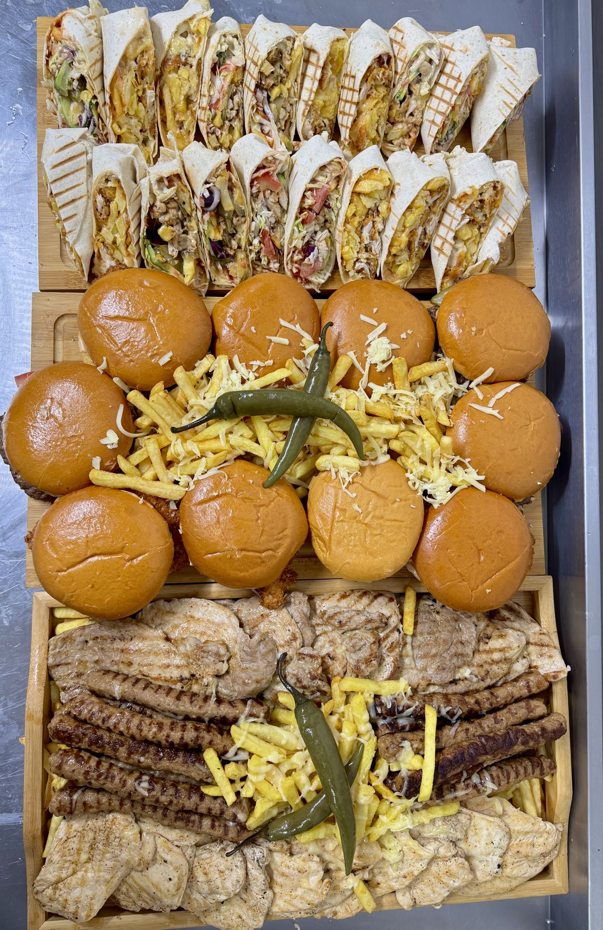 Platou personalizat cu shaorma, burgeri, mici, cârnăciori și carne la grătar